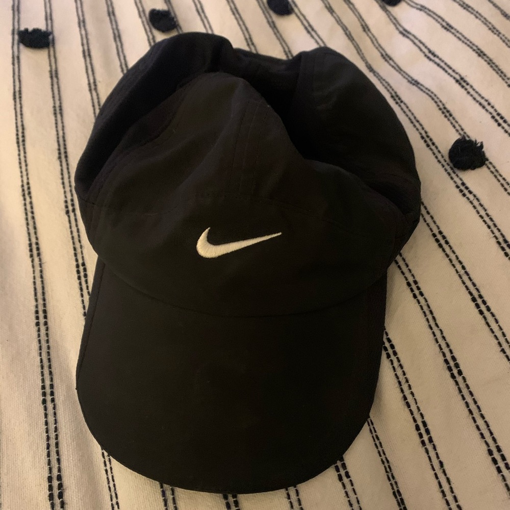 Nike featherlight dri fit women’s hat
